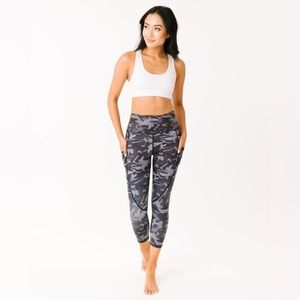 ZYIA ACTIVE Black Camo Metallic Pocket Light n Tight Hi-Rise‎ Capri 20"